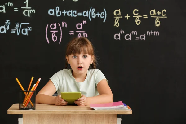 Murid Lucu Dengan Kalkulator Duduk Meja Selama Pelajaran Kelas — Stok Foto