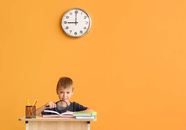 Nette Schülerin Sitzt Schreibtisch Vor Farbigem Hintergrund — Stockfoto