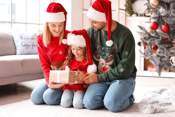 Família Jovem Com Presente Natal Casa — Fotografia de Stock