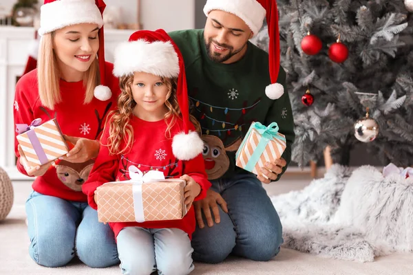 Familia Joven Con Regalos Navidad Casa — Foto de Stock
