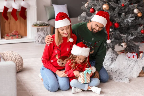 Familia Joven Con Regalo Navidad Casa — Foto de Stock