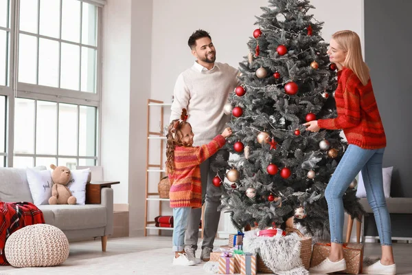 Jovem Família Decoração Árvore Natal Casa — Fotografia de Stock