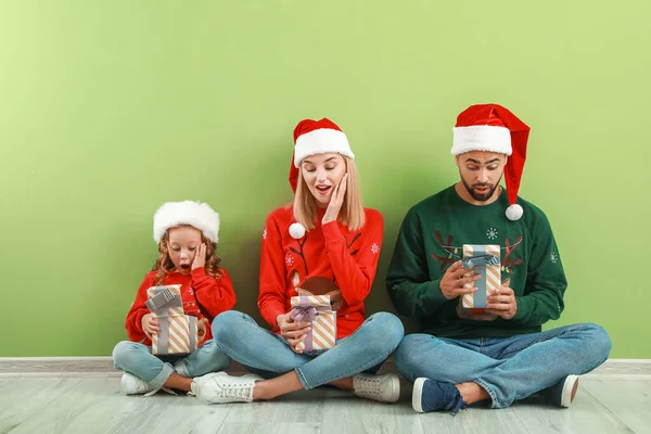 Surprised Family Christmas Gifts Sitting Floor Color Wall — Stock Photo, Image