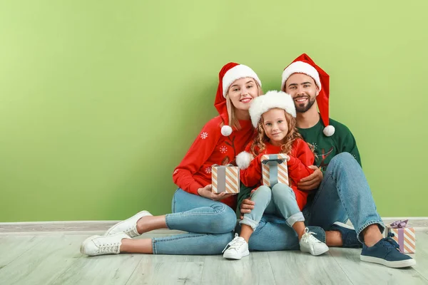 Familia Joven Con Regalos Navidad Sentada Suelo Cerca Pared Color — Foto de Stock