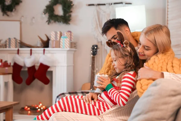 Jovem Família Casa Véspera Natal — Fotografia de Stock