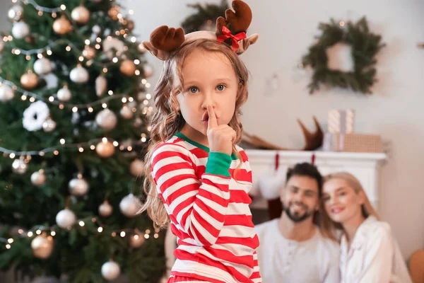 Menina Bonito Mostrando Gesto Silêncio Véspera Natal — Fotografia de Stock