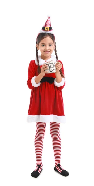 漂亮的小女孩穿着圣诞老人的服装 背景是白色的热巧克力 — 图库照片