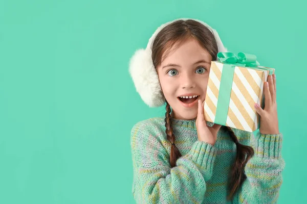 Petite Fille Surprise Avec Cadeau Noël Sur Fond Couleur — Photo