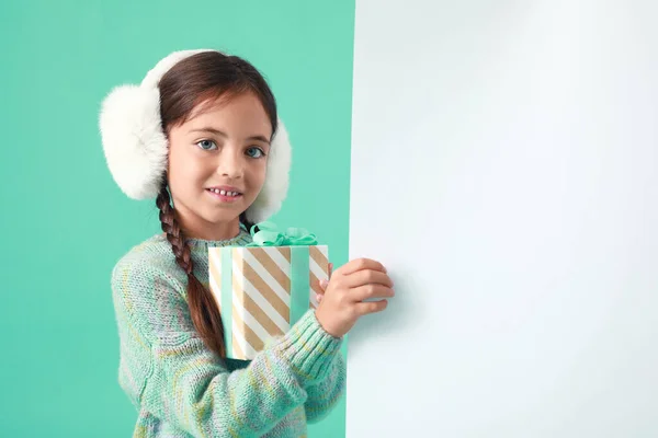 Petite Fille Mignonne Avec Cadeau Noël Affiche Vierge Sur Fond — Photo