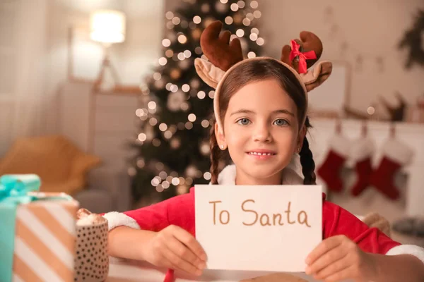 圣诞前夕 带着给圣诞老人的信 可爱的小女孩 — 图库照片