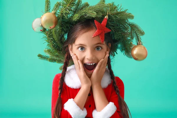 令人惊讶的小女孩 戴着彩色背景的圣诞花环 — 图库照片