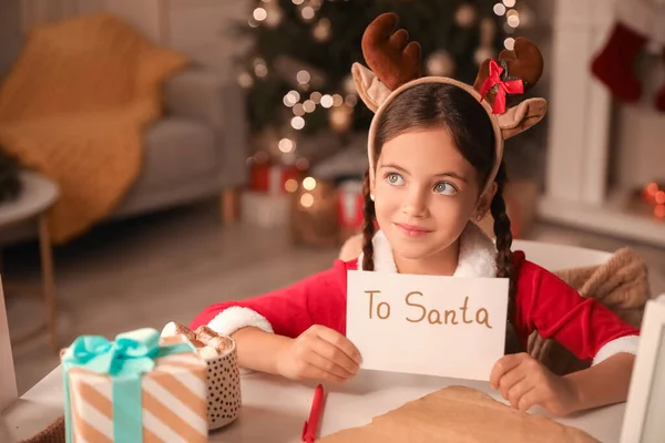 Petite Fille Mignonne Avec Lettre Père Noël Maison Soir Noël — Photo