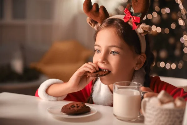 Menina Bonito Beber Leite Com Biscoitos Casa Véspera Natal — Fotografia de Stock