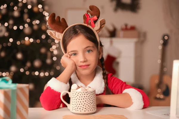 Menina Bonito Com Xícara Chocolate Quente Casa Véspera Natal — Fotografia de Stock