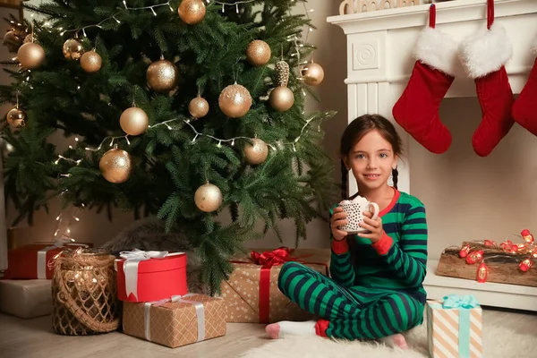 Söt Liten Flicka Med Kopp Varm Choklad Hemma Julafton — Stockfoto