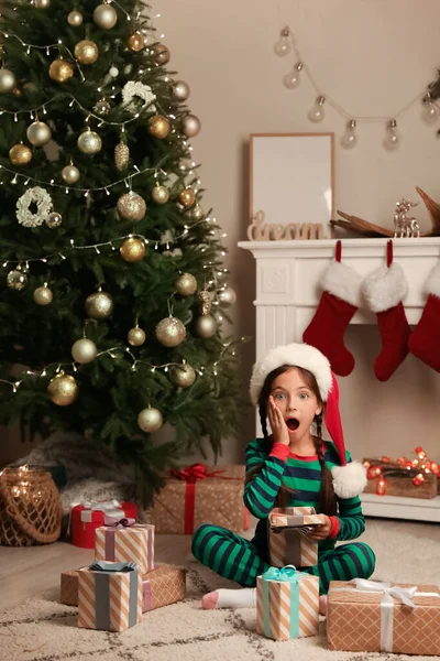 Nettes Kleines Mädchen Öffnet Weihnachtsgeschenke Hause — Stockfoto