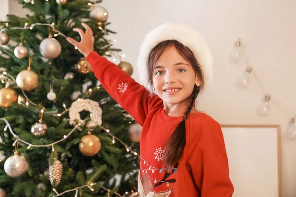 Menina Bonito Decorar Árvore Natal Casa — Fotografia de Stock