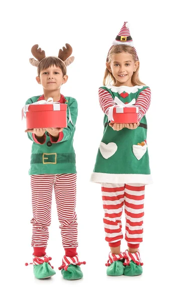 Lindos Pequeños Elfos Con Regalos Navidad Sobre Fondo Blanco — Foto de Stock