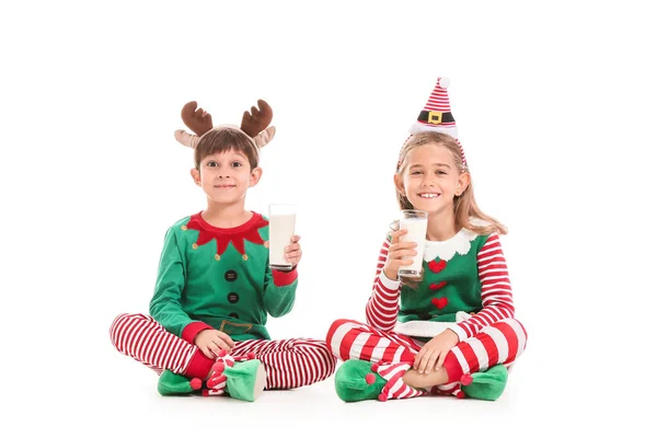 Petits Elfes Mignons Avec Des Verres Lait Sur Fond Blanc — Photo