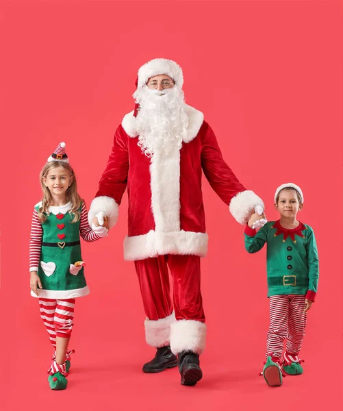 Söta Små Nissar Med Jultomten Färg Bakgrund — Stockfoto