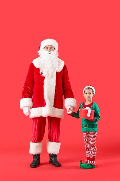 Маленький Ельф Санта Клаусом Різдвяний Подарунок Кольоровому Фоні — стокове фото