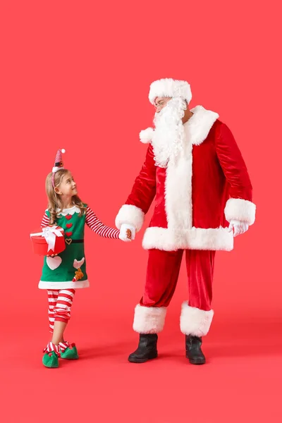 Pequeno Elfo Bonito Com Papai Noel Presente Natal Fundo Cor — Fotografia de Stock