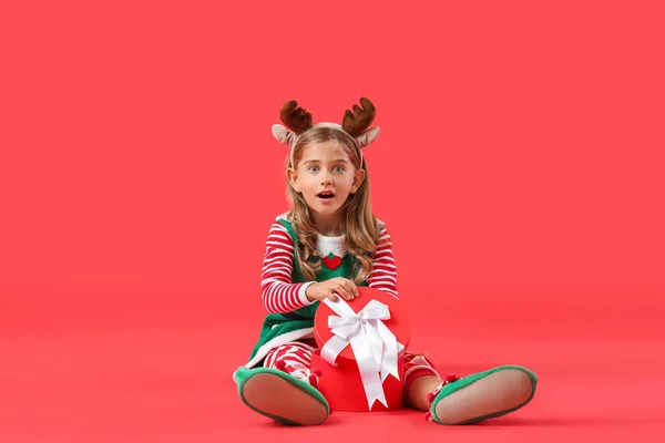 Здивований Маленький Ельф Відкриває Різдвяний Подарунок Кольоровому Фоні — стокове фото