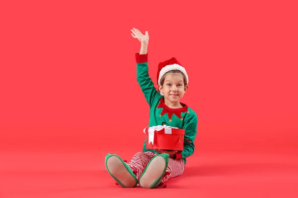 Petit Elfe Mignon Avec Cadeau Noël Sur Fond Couleur — Photo