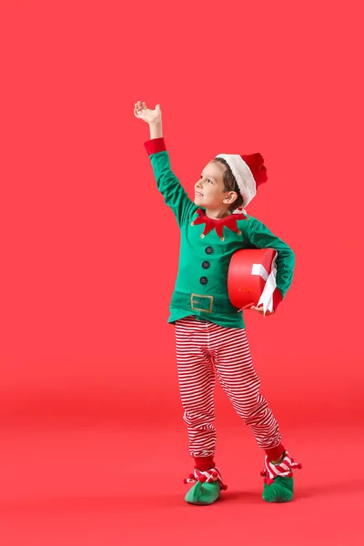 Niedliche Kleine Elfe Mit Weihnachtsgeschenk Auf Farbigem Hintergrund — Stockfoto