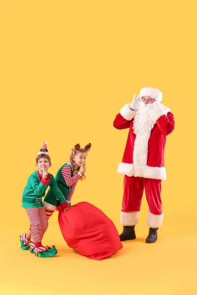 Freche Kleine Wichtel Mit Gestohlener Tasche Neben Verwirrtem Weihnachtsmann Auf — Stockfoto