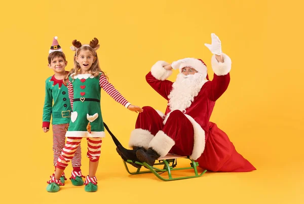 Pequenos Elfos Bonitos Com Papai Noel Sentado Trenó Contra Fundo — Fotografia de Stock