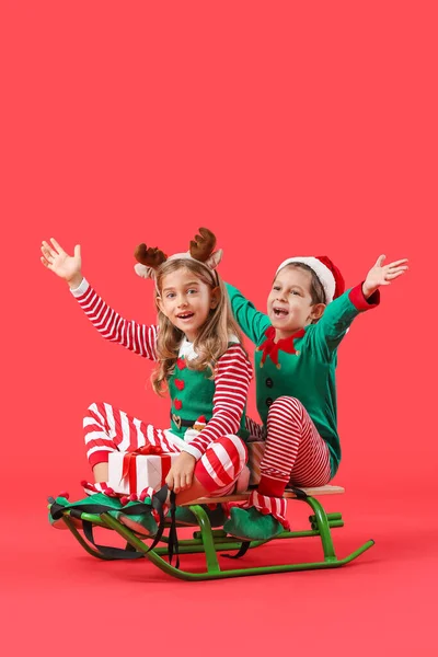 Niedliche Kleine Elfen Mit Schlitten Auf Farbigem Hintergrund — Stockfoto