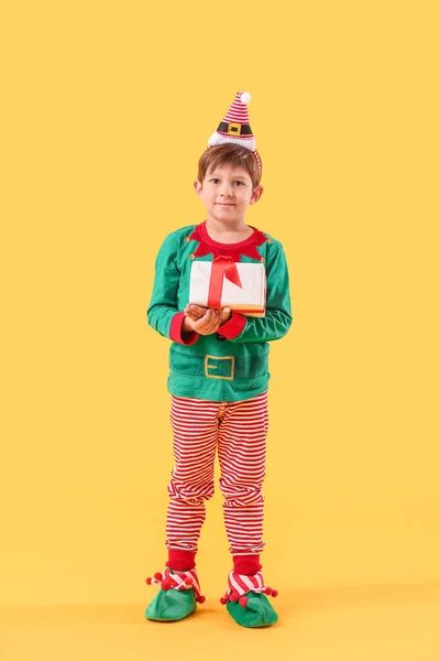 Niedliche Kleine Elfe Mit Weihnachtsgeschenk Auf Farbigem Hintergrund — Stockfoto