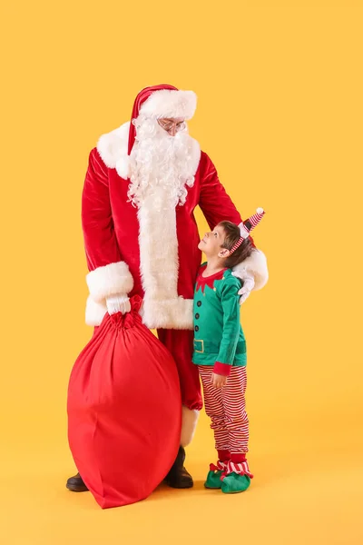 Pequeno Elfo Bonito Com Papai Noel Fundo Cor — Fotografia de Stock