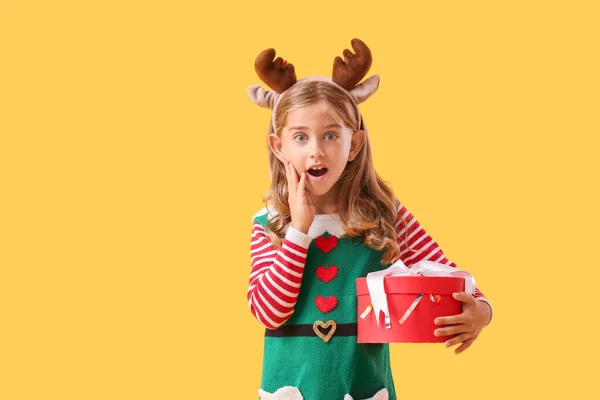 Pequeno Elfo Surpreso Com Presente Natal Fundo Cor — Fotografia de Stock