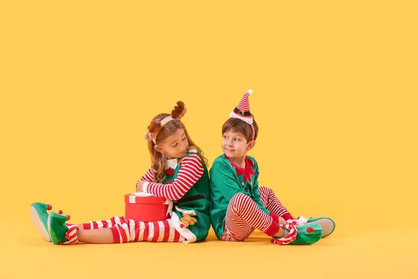 Carino Piccoli Elfi Con Regalo Natale Sfondo Colore — Foto Stock