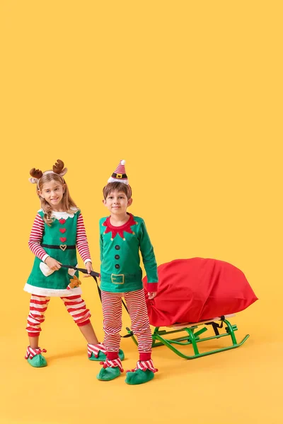 Leuke Elfjes Met Kerstman Tas Slee Tegen Kleur Achtergrond — Stockfoto