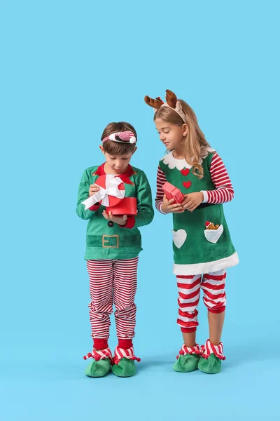 Pequenos Elfos Bonitos Com Presentes Natal Fundo Cor — Fotografia de Stock