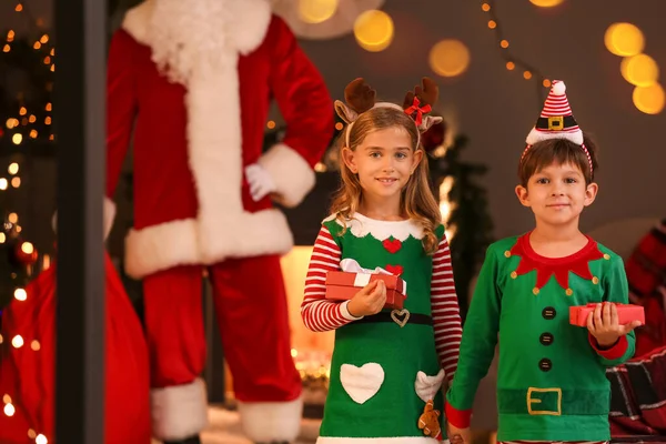 Niedliche Kleine Wichtel Mit Weihnachtsgeschenken Hause — Stockfoto