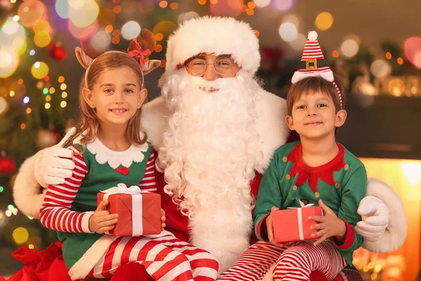 Санта Клаус Гарними Дітьми Ельфів Вдома Напередодні Різдва — стокове фото
