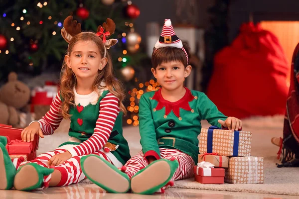 Niedliche Kleine Wichtel Mit Geschenken Hause Heiligabend — Stockfoto