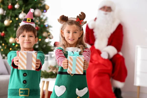 Lindos Pequeños Elfos Con Regalos Casa Nochebuena — Foto de Stock