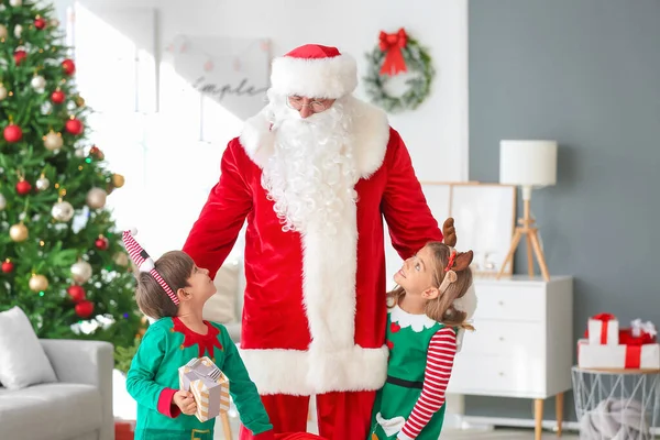 Papai Noel Com Crianças Elfo Bonito Casa Véspera Natal — Fotografia de Stock
