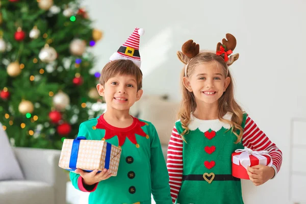 Niedliche Kleine Wichtel Mit Geschenken Hause Heiligabend — Stockfoto