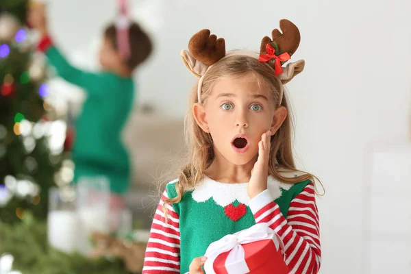 Pequeno Elfo Surpreso Com Presente Casa Véspera Natal — Fotografia de Stock