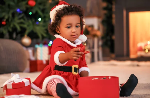 Bebê Afro Americano Bonito Com Presente Casa Véspera Natal — Fotografia de Stock
