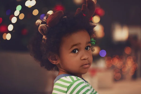 Милая Афро Американская Девочка Дома Канун Рождества — стоковое фото