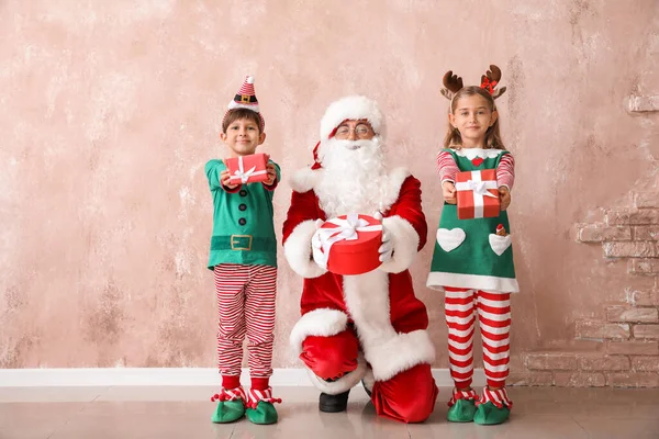 Cute Little Elves Santa Claus Christmas Gifts Color Wall — Stock Photo, Image