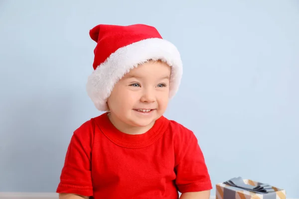 Mignon Petit Bébé Dans Chapeau Père Noël Sur Fond Couleur — Photo