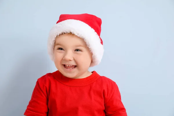 Bebê Bonito Chapéu Santa Fundo Cor — Fotografia de Stock